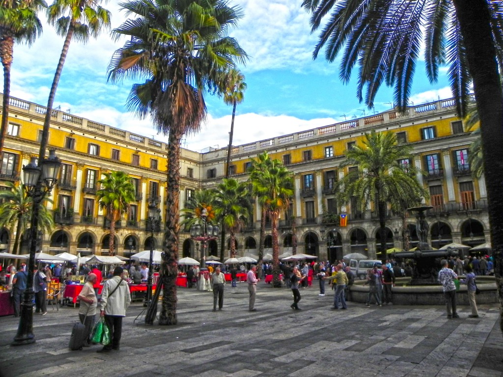 Placa Reial, Gaudi Tour in Barcelona